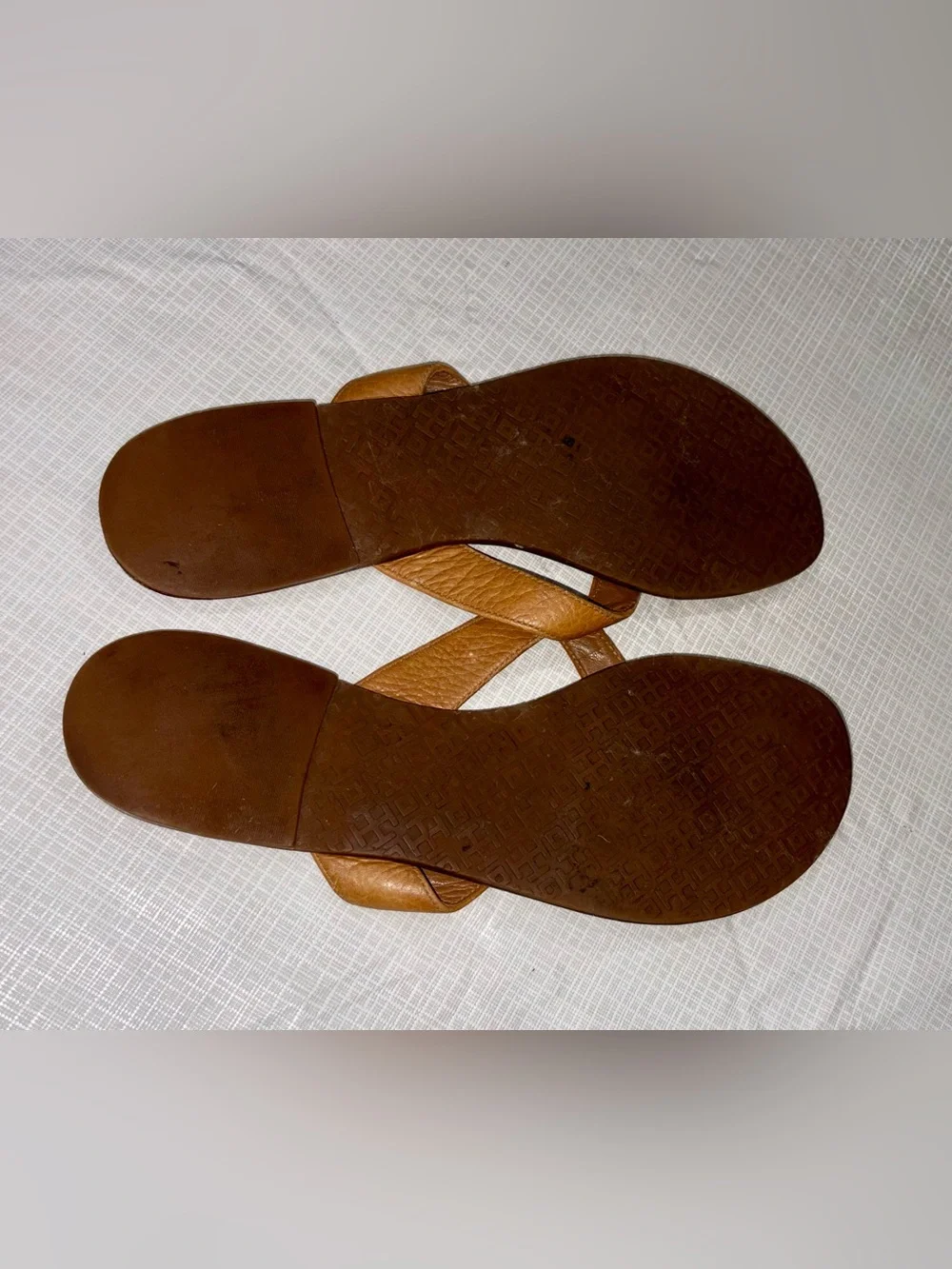 Tory Burch Sz 9 Tan Leather Gold Toned Logo Thong Sandals flat flip flops